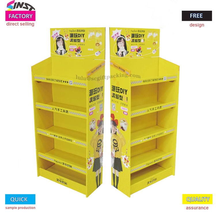 Malý žltý kartónový stojan v supermarkete horí!