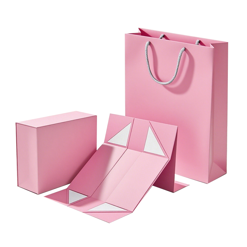 Nie je darčeková krabička na šatky slávnostným kúzlom, ktoré premieňa mäkké šatky z zabalenia na vystavenie?